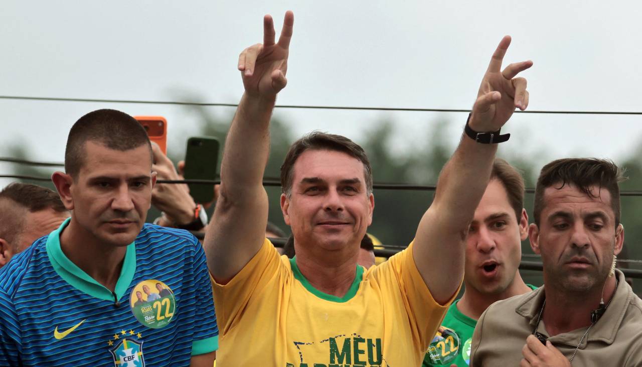Flávio Bolsonaro arranca por delante de Lula con los primeros datos del escrutinio