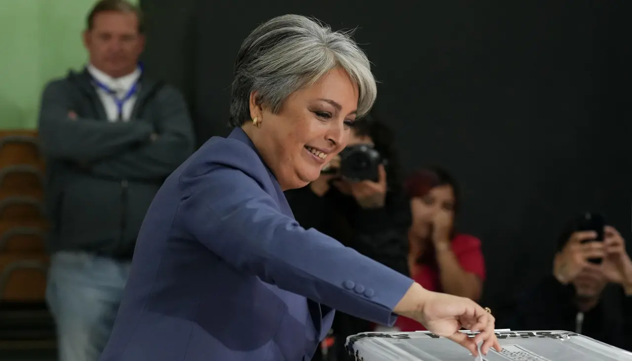 Jara vota convencida de que puede torcer el pronóstico y pide mantener la coalición