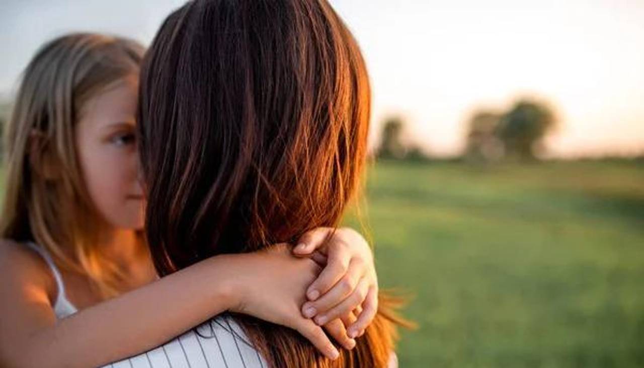 La tierna reacción de una niña que llora al enterarse que su hermana se independizará