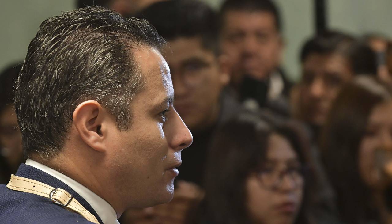 Lara pide revisar supuesta compra de vagoneta por parte del ministro Espinoza