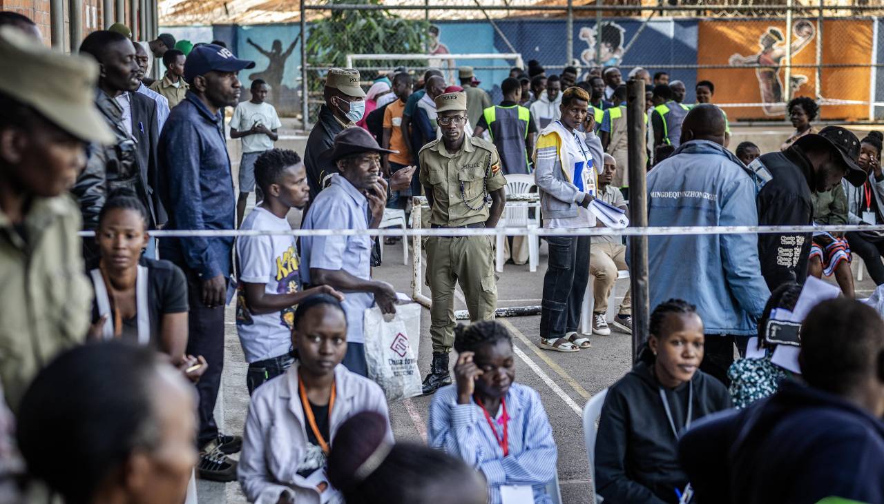Elecciones en Uganda marcadas por el fuerte despliegue policial y el bloqueo de internet