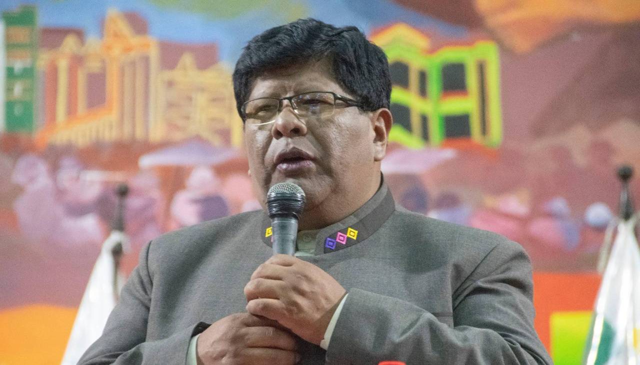Alcalde de El Alto estima un incremento del 30% en el costo de las obras municipales por el nuevo precio del diésel