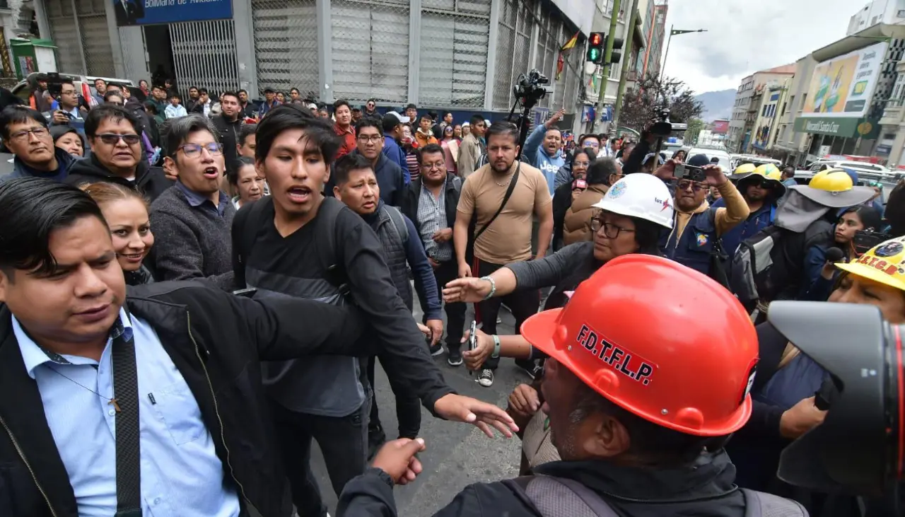 La Paz: Amague de enfrentamientos entre ciudadanos y sectores de la COB que rechazan el DS 5503