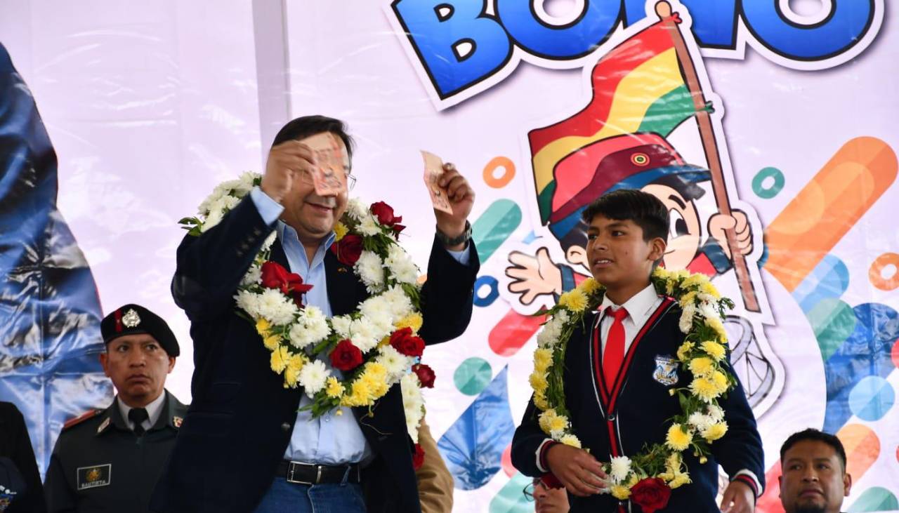 Arce inaugura la entrega del bono Juancito Pinto y pide que se mantenga el beneficio