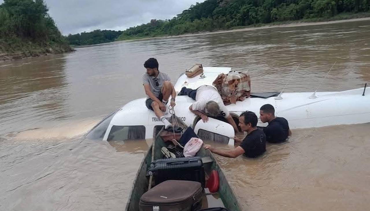 Avioneta cae a un río en Brasil y los siete ocupantes sobreviven