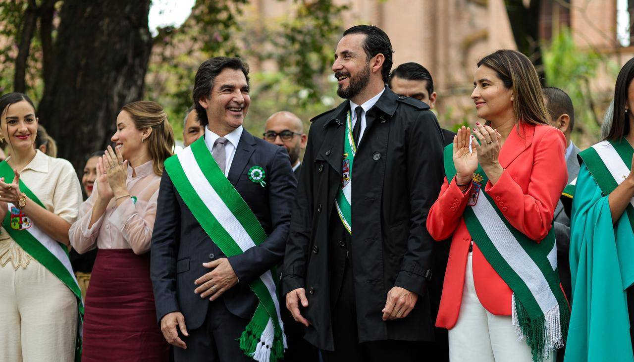 Iza de banderas: Saavedra destaca a Santa Cruz como tierra de oportunidades y Velasco dice que en septiembre se resolverá falta de combustible