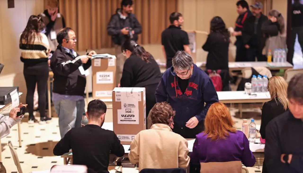 Buenos Aires desarrolla jornada electoral clave para Milei y marcada por tensión con Macri