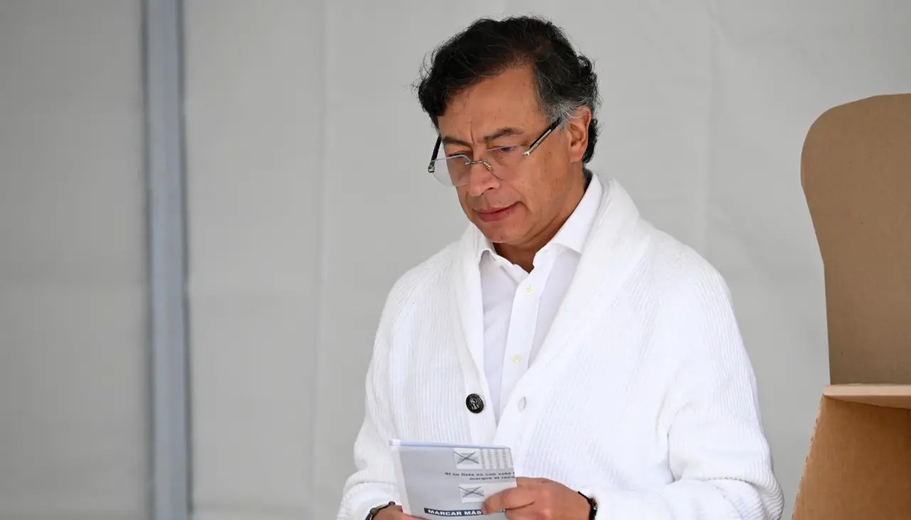 Petro ordena a su embajadora en Ecuador “venir de inmediato” a Colombia