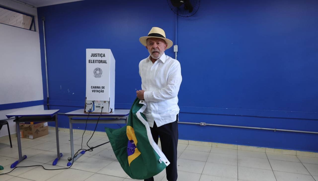 Lula afirma estar “confiado” de su victoria al votar en las presidenciales de Brasil