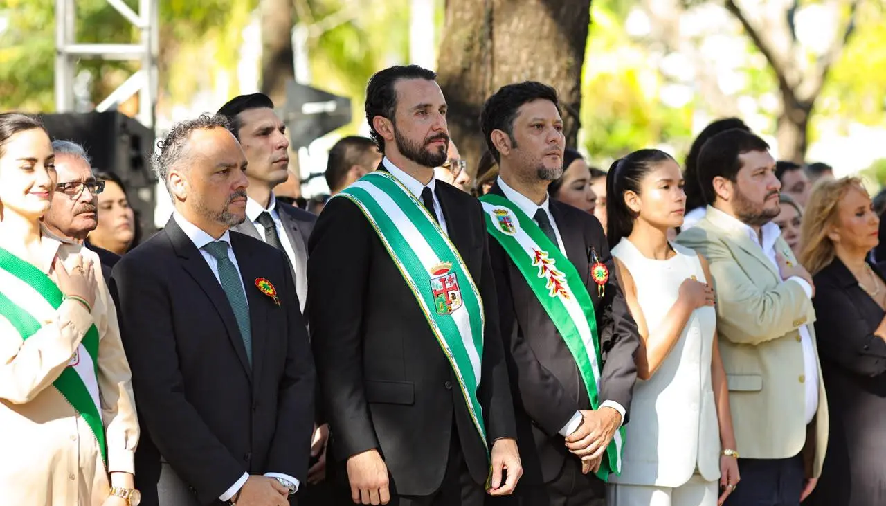 Santa Cruz: Iza de banderas se realiza sin la presencia del alcalde Manuel Saavedra “por una agenda previa coordinada”