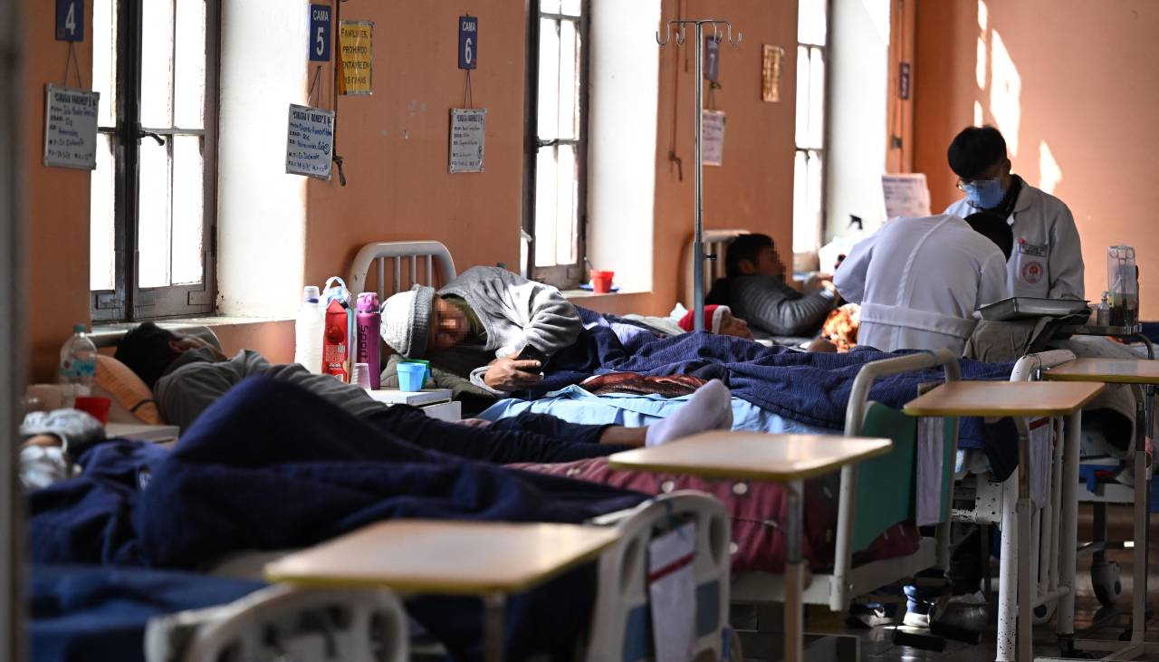 La “odisea” de una mamá con su hijo para sortear bloqueos en El Alto y llevarlo al Hospital del Niño