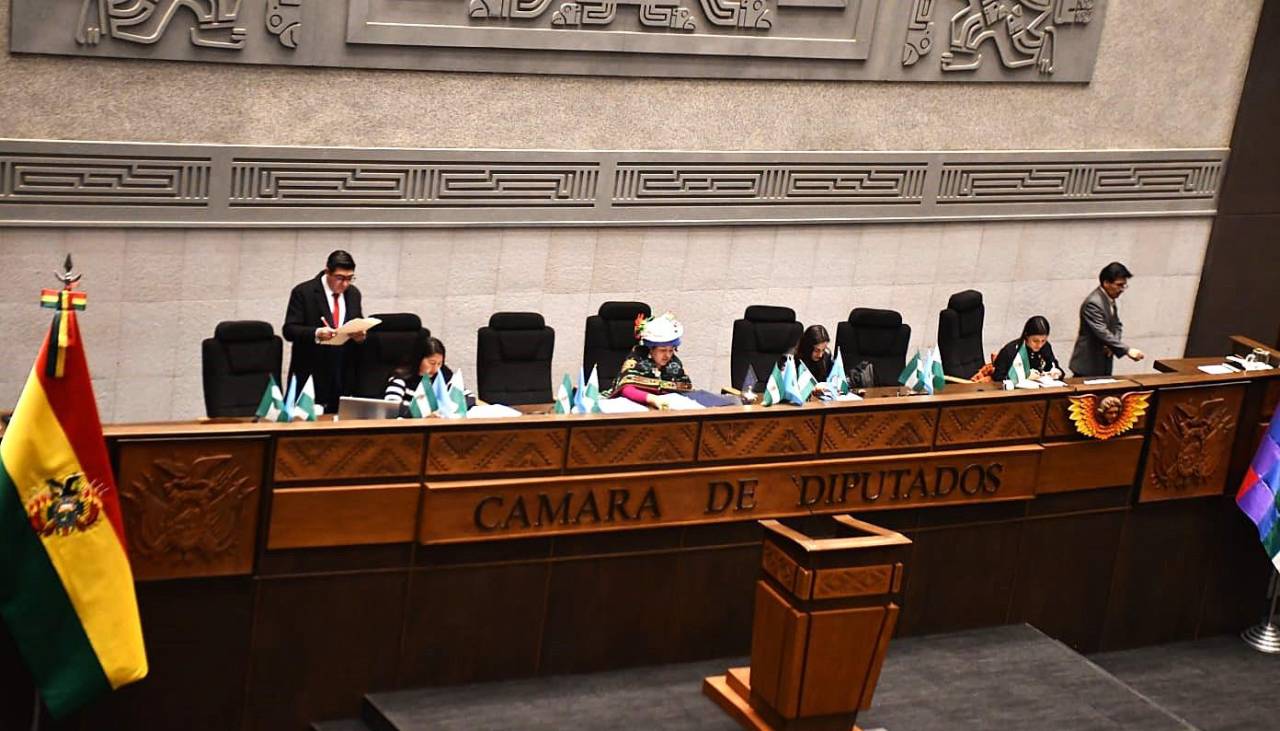 Bajo asedio de la vigilia arcista, Diputados sesionan por créditos en medio del pedido de acciones contra los incendios forestales