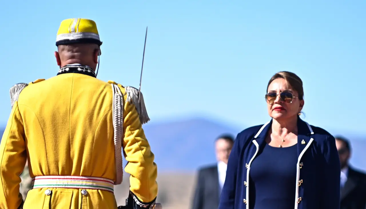 Arriba a Sucre la presidenta de Honduras, Xiomara Castro, para los actos por el Bicentenario
