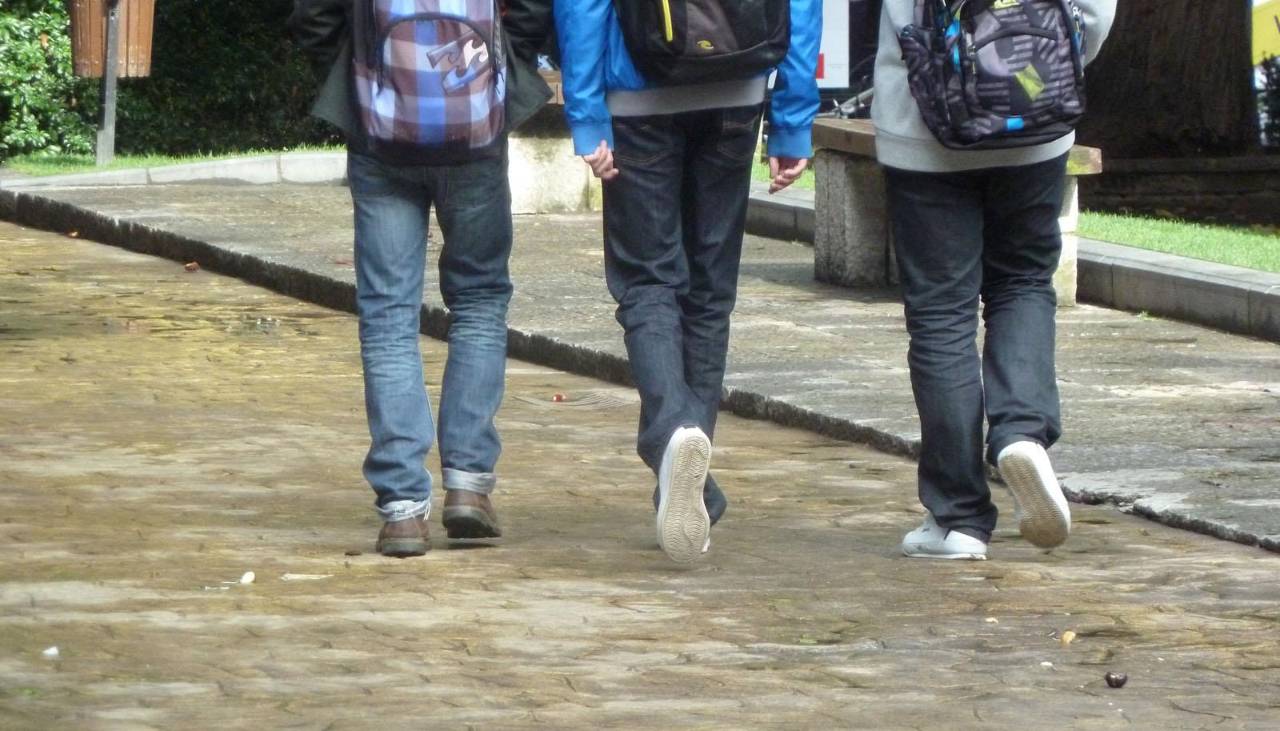 Un profesor sorprende a tres estudiantes portando un arma de fuego dentro del aula 