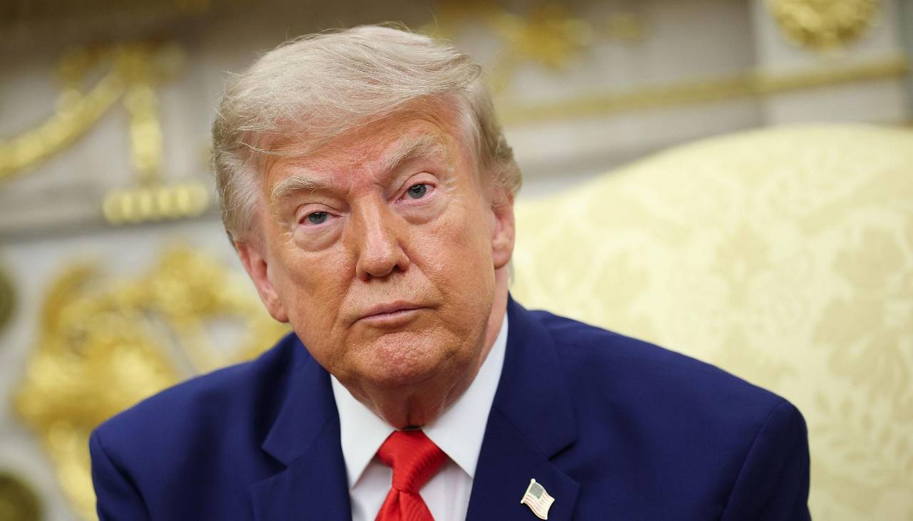 Donald Trump sorprende con un inesperado cambio de look, que deja atrás su clásico tono rubio