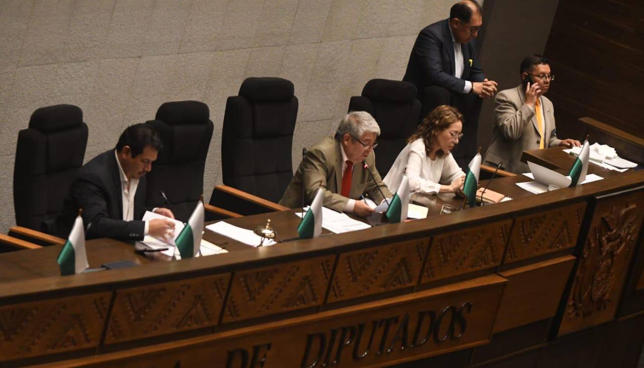 Diputados aprueban dispensación de trámite y comienzan a tratar proyecto de ley para suspender al fiscal general