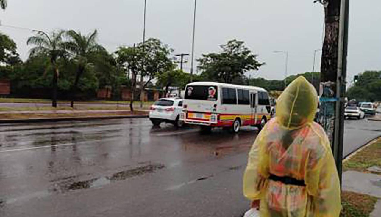 Pocos micros y calles inundadas tras intensa lluvia en la capital cruceña