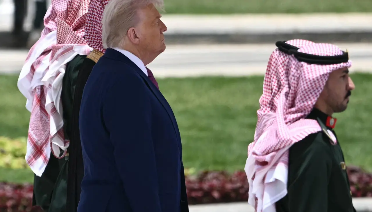Trump inicia en Arabia Saudita su gira por el Golfo, dominada por el comercio