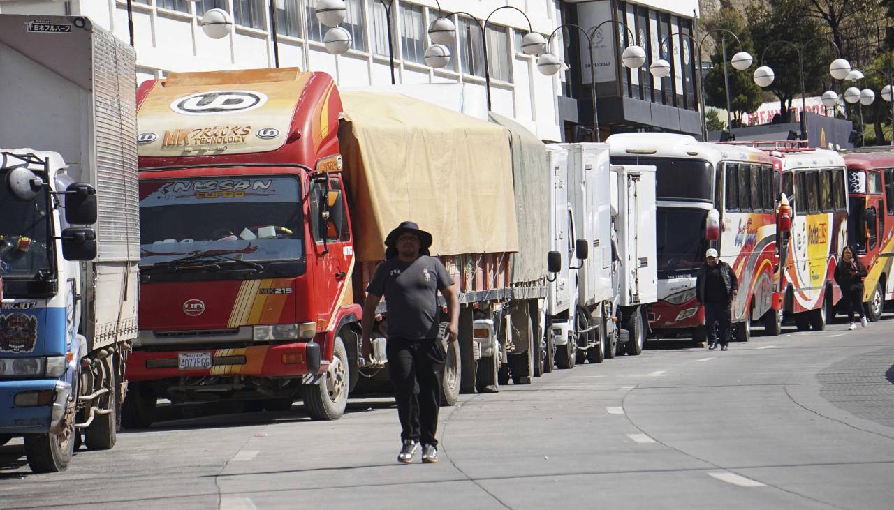 Cámara de Transporte reporta 1.200 cisternas con combustible retenidas por los bloqueos
