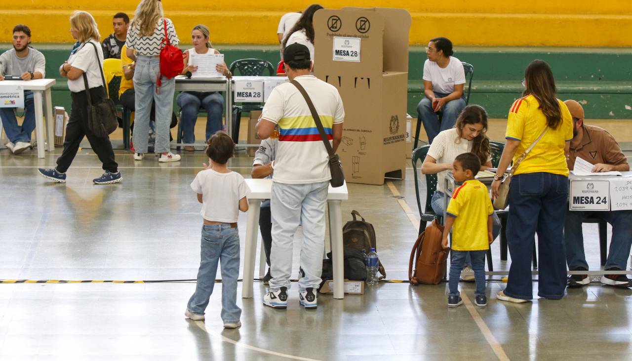 Cierran los colegios electorales en Colombia y comienza el conteo de votos para presidente