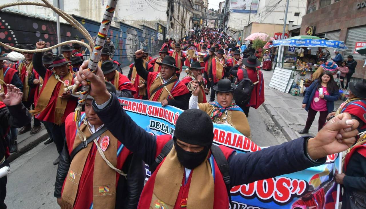 Tras entregar pliego petitorio y dar ultimátum de 72 horas al Gobierno, los Ponchos Rojos abandonan la plaza Murillo 