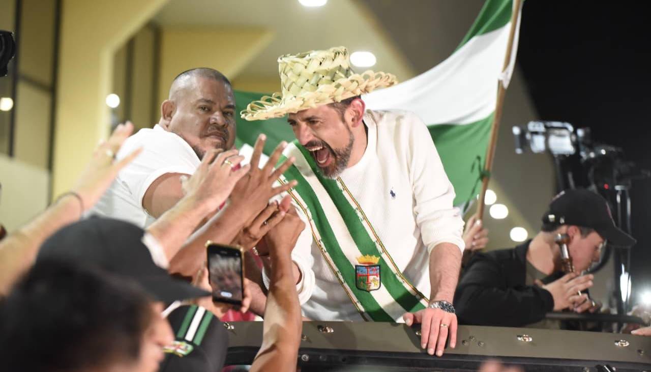 Luis Fernando Camacho parte en caravana hacia la plaza 24 de Septiembre