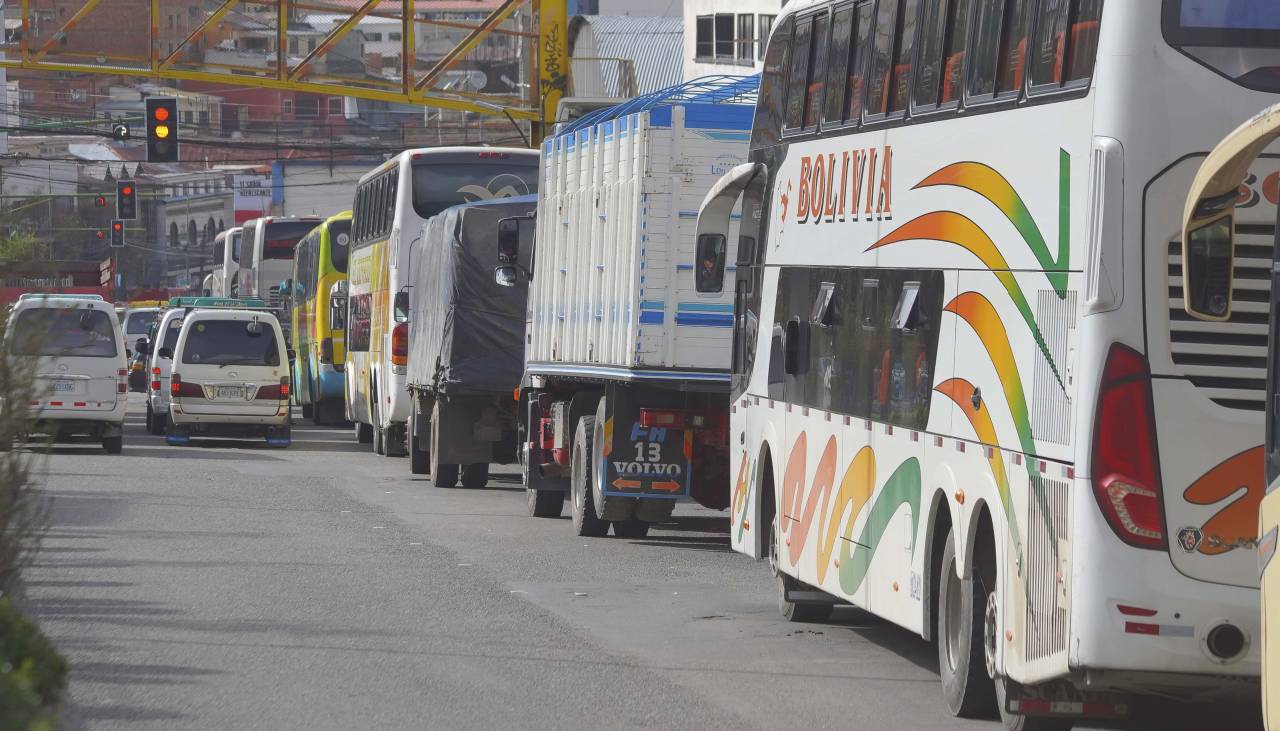 Empresarios plantean la importación directa de combustible ante las filas en surtidores