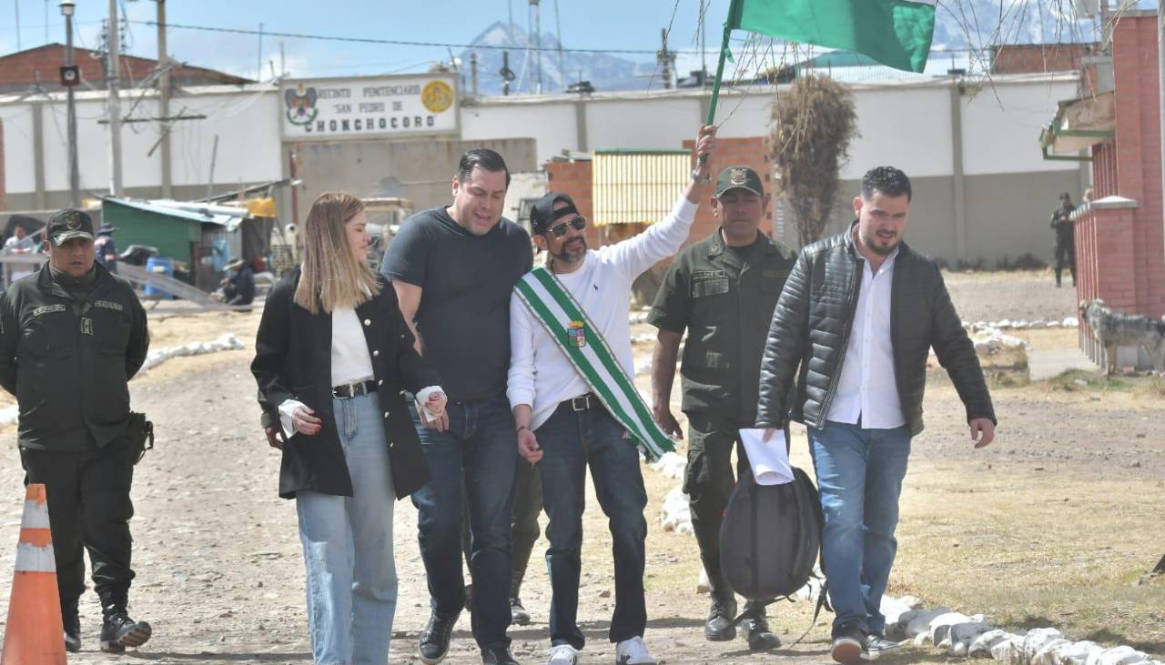 Video: Así fue la salida del gobernador Camacho del penal de Chonchocoro