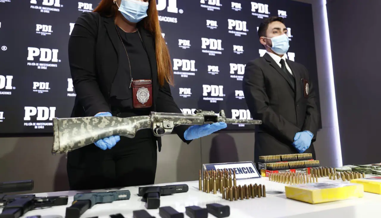 Incautan en Chile 800 kilos de droga y un arma del Ejército de Bolivia, reportan medios