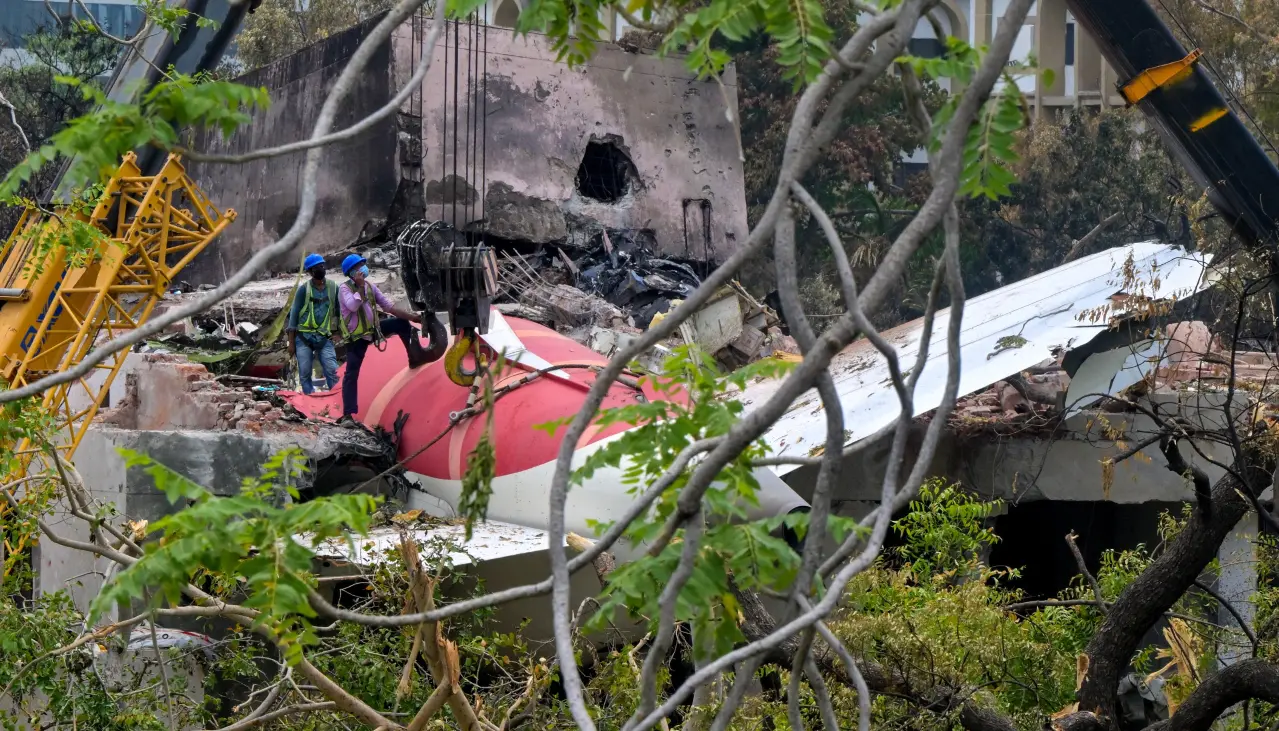 Continúa en India la identificación de las víctimas del accidente aéreo