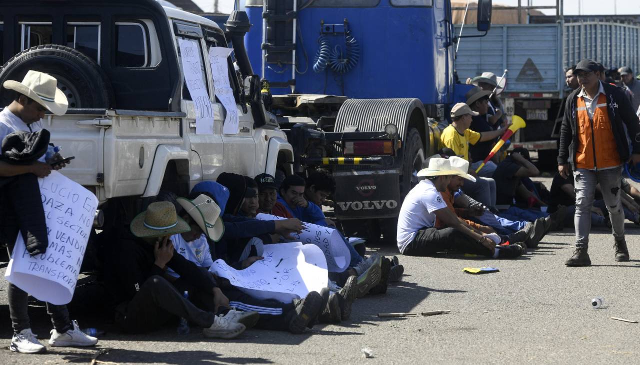 Camioneros paraguayos claman por ayuda tras cumplir más de 40 días varados entre Perú y Bolivia
