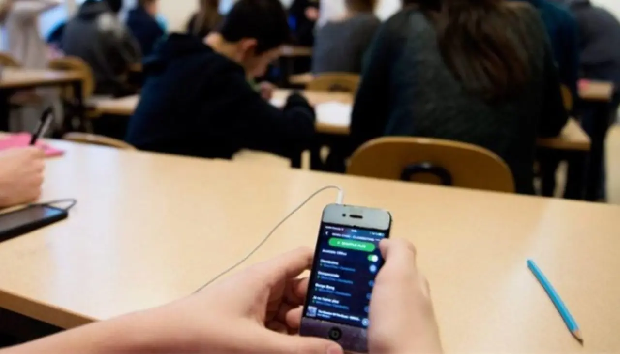 Prohibido el uso de celulares en aula: Estas son las 11 restricciones para las clases este 2026 en el país