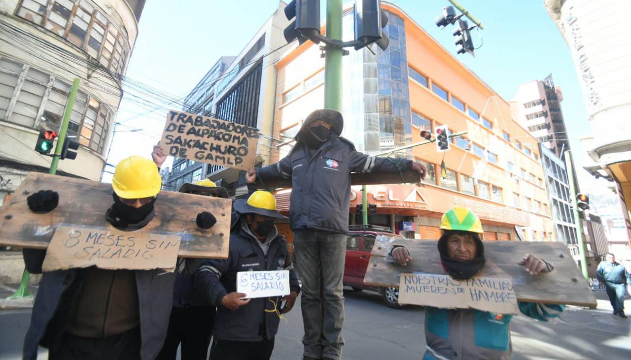 La Paz: Tras crucificarse, trabajadores del relleno sanitario acuerdan con la Alcaldía el pago de salarios