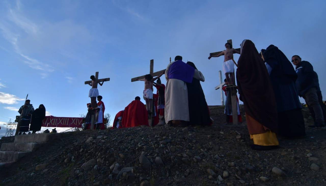 Viernes Santo: Fe y tradición congregan a los fieles en Bolivia para recordar la pasión y muerte de Jesús