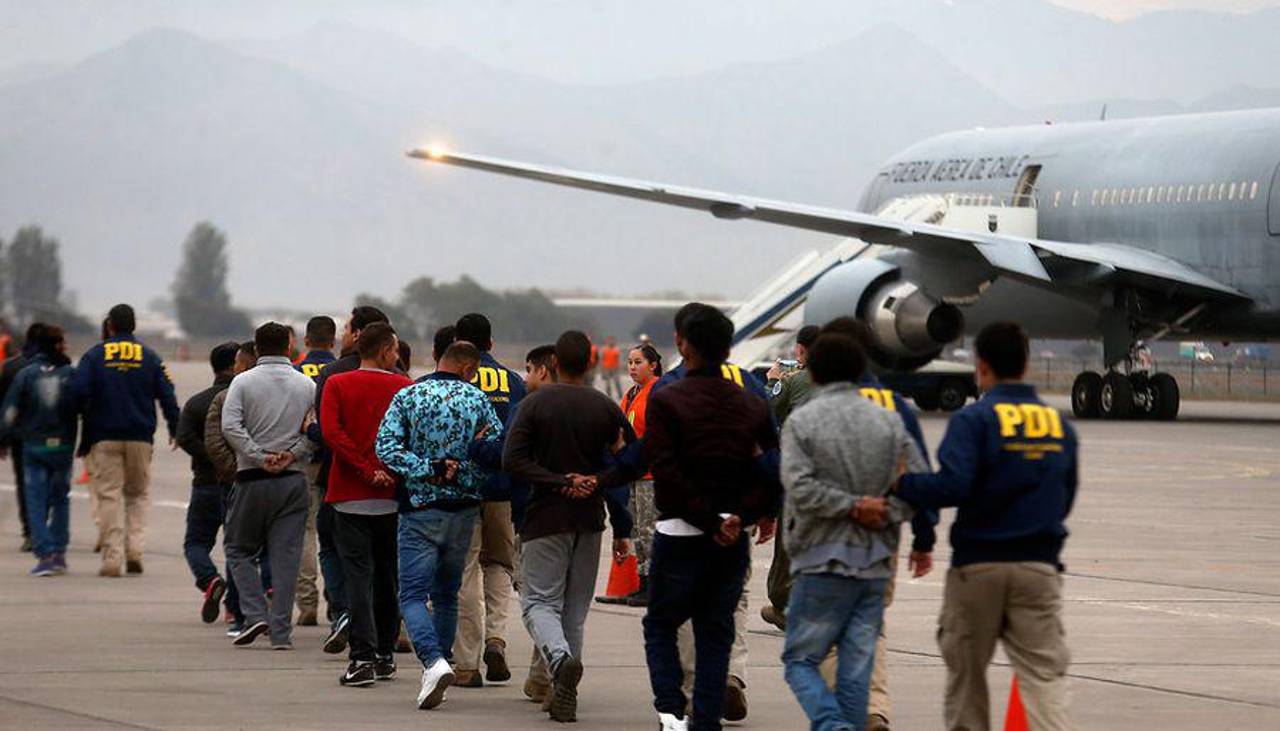 Chile expulsa a 19 bolivianos en un vuelo chárter; también hay ecuatorianos y colombianos