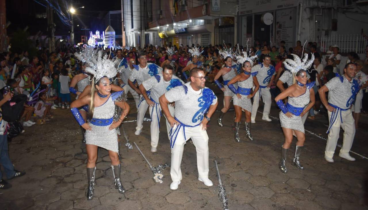 Los Testarudos arrasan en la última precarnavalera al ritmo de la ‘Macarena’