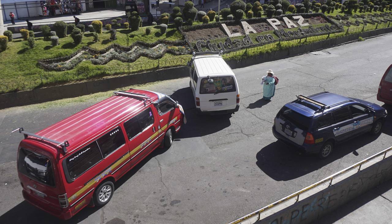 La Paz: Choferes instalan dos puntos de bloqueo en la ciudad en demanda de gasolina