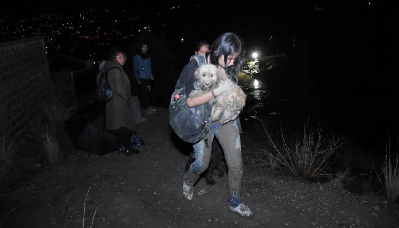 Inundación en Bajo Llojeta: Cerca de 10 personas fueron rescatadas, no hay víctimas fatales, según la Alcaldía