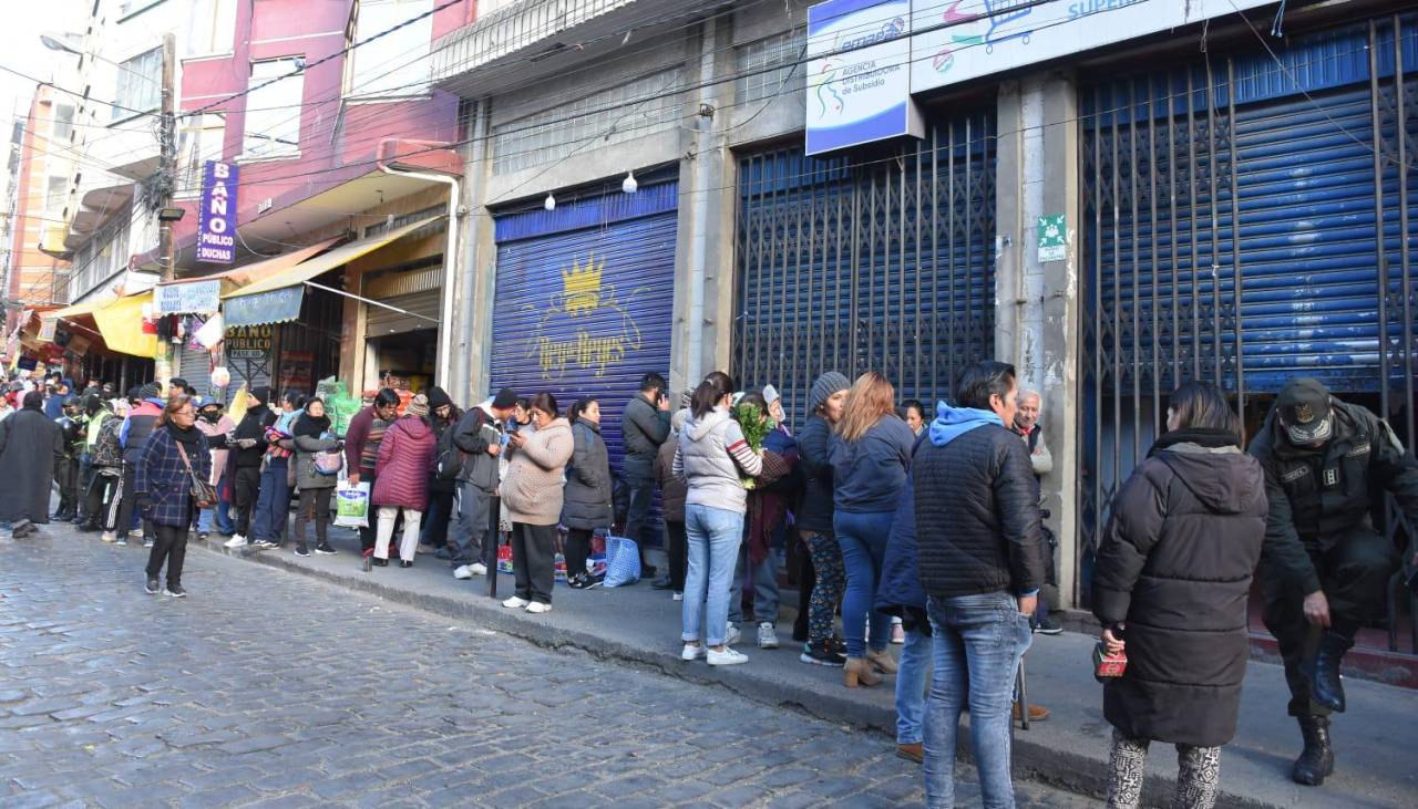 La arroba de arroz se acaba antes de mediodía en las agencias de Emapa de La Paz y El Alto, dicen los compradores 