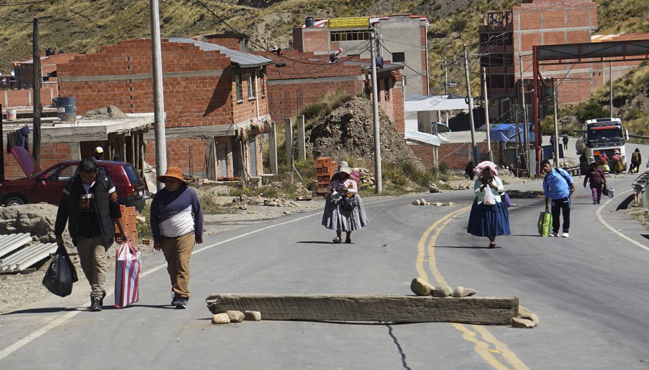 Carretera a los Yungas está expedida tras cuarto intermedio de bloqueadores, reporta la Policía 
