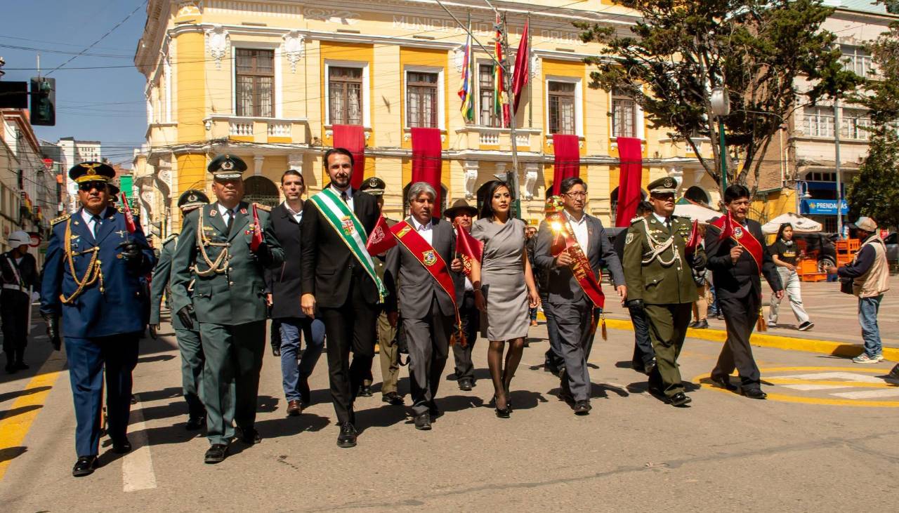 Oruro celebra 200 años de historia, cultura y orgullo de su gente; el gobernador cruceño estuvo como invitado