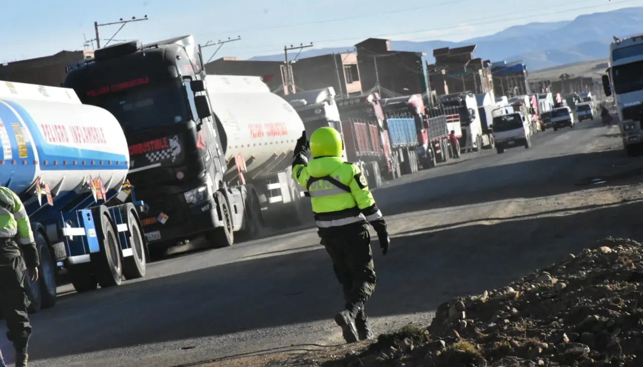 La Paz: 31 cisternas pasan bloqueos y llegan a la planta de Senkata con escolta policial