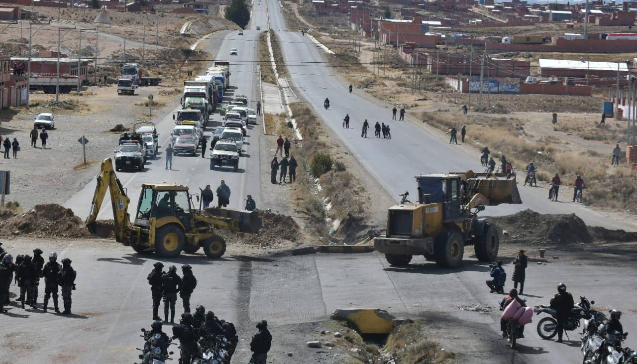 Bolivia: Bajan a 35 los bloqueos y y avanza el operativo de desbloqueo en distintos tramos