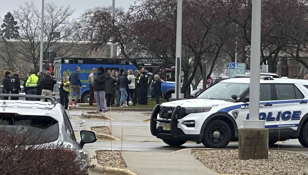 Al menos dos muertos y siete heridos en un tiroteo en un colegio de Wisconsin en EEUU