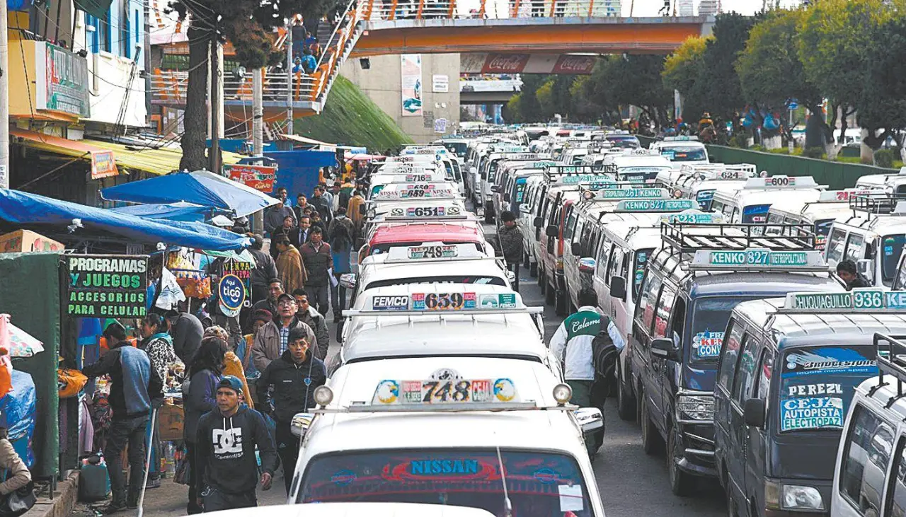 Choferes de El Alto deciden ir a un paro indefinido desde el miércoles por la falta de combustible, señala instructivo