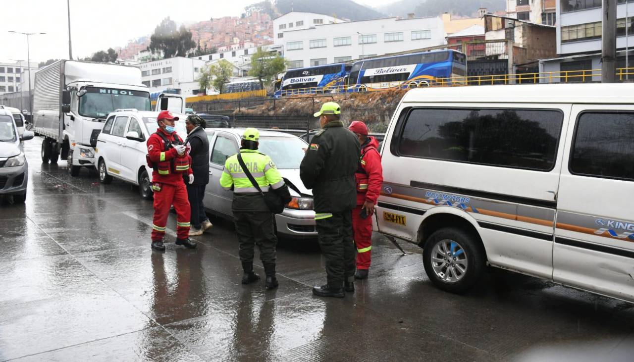 Choque múltiple en la autopista de La Paz: Un camión frigorífico impacta con otros vehículos y deja tres heridos