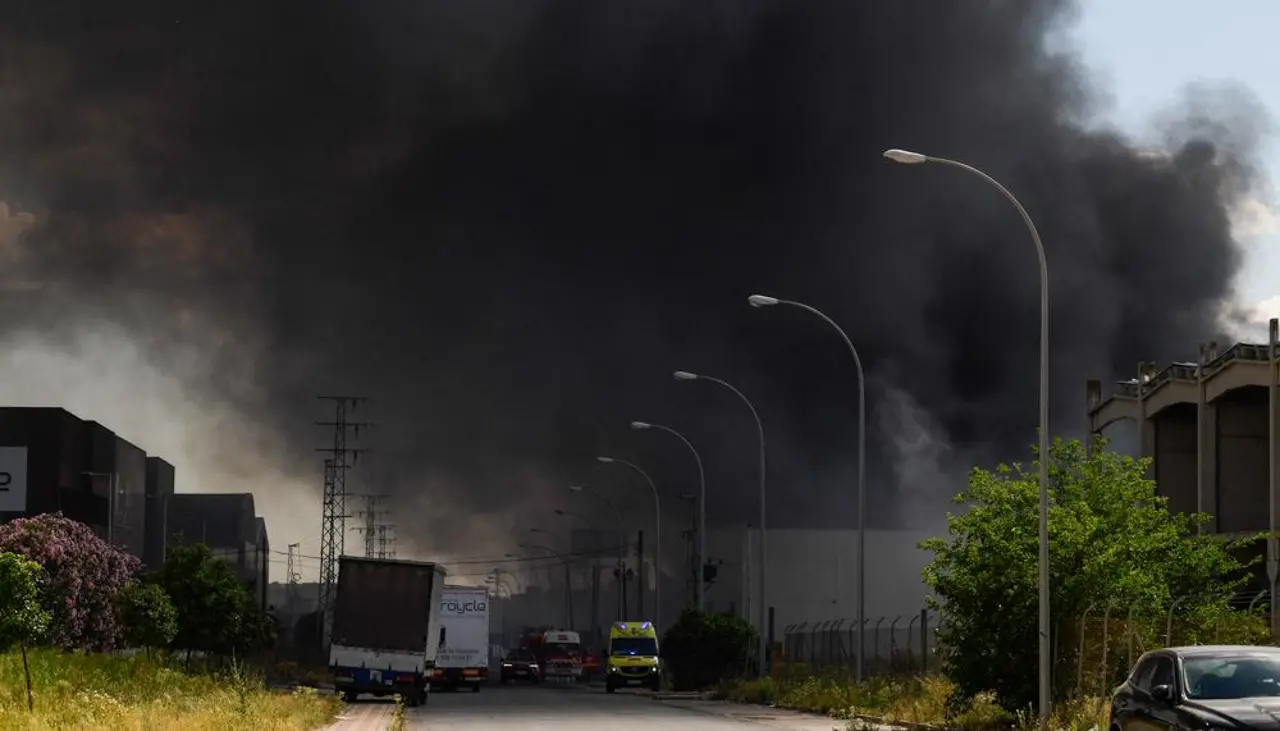 Tras incendio en planta química, conminan a más de 70.000 españoles a confinarse 