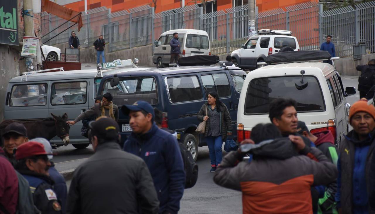 En medio del bloqueo, ANH convoca a los choferes de La Paz a un diálogo para tratar el abastecimiento de gasolina 