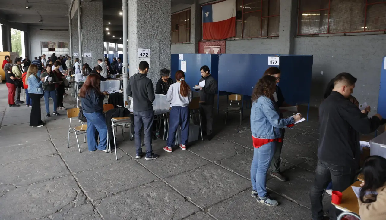 Cierran las mesas de votación del balotaje presidencial en Chile
