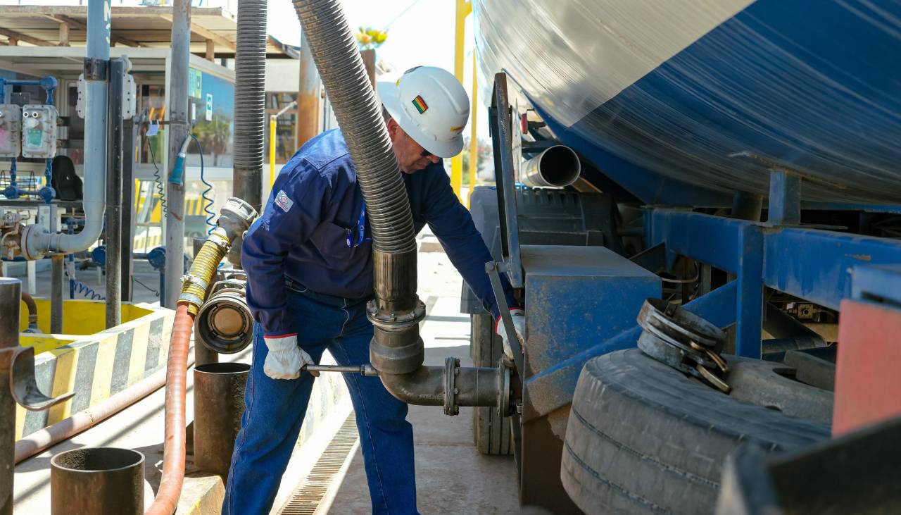 El problema del abastecimiento de diésel se debe a la falta de dólares y al contrabando, señala el exministro Ríos